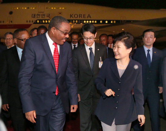 박근혜 대통령이 25일 오후(현지시간) 에티오피아 아디스아바바 볼레 국제공항에 도착해 환영을 나온 하이을러마리얌 더살런 총리와 대화를 하고 있다.  연합뉴스