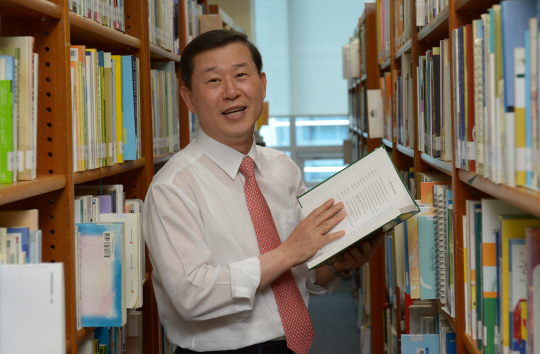 이성호 국가인권위원장이 지난 20일 서울 중구 명동성당 인근 나라키움 빌딩 내 국가인권위원회 도서관에서 인권실태와 관련한 외국 자료를 보여주며 설명하고 있다.   김호웅 기자 diverkim@munhwa.com