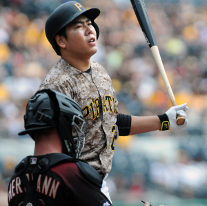 메이저리그 피츠버그 파이리츠의 강정호(가운데)가 27일 오전(한국시간) 미국 펜실베이니아주 피츠버그 PNC 파크에서 열린 애리조나 다이아몬드백스와의 홈경기에서 1회 말 타격한 뒤 타구를 바라보고 있다.