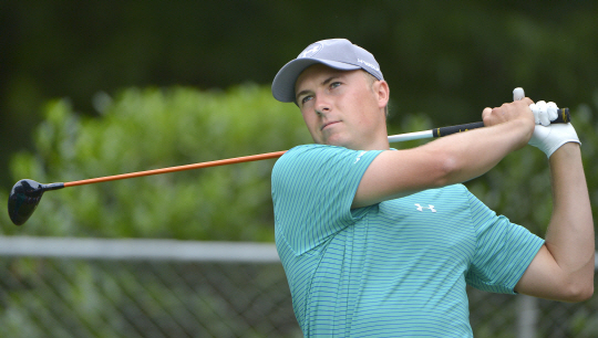 미국의 조던 스피스가 27일 오전(한국시간) 미국 텍사스주 포트워스의 콜로니얼 컨트리클럽에서 열린 PGA투어 딘 앤드 델루카 인비테이셔널 1라운드 2번 홀에서 티 샷을 하고 있다.