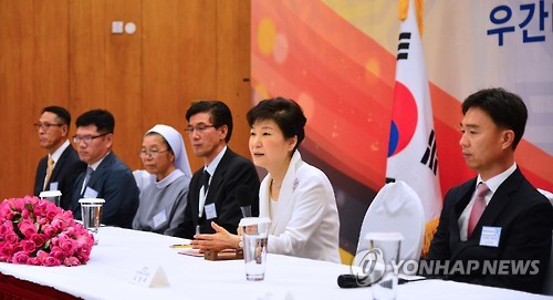 박근혜 대통령이 28일 오후(현지시간) 아프리카 순방 두 번째 나라인 우간다에 도착, 수도 캄팔라에서 열린 동포간담회에서 인사말을 하고 있다.