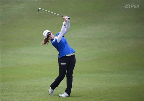 아이언샷 치는 배선우.<KLPGA 제공>