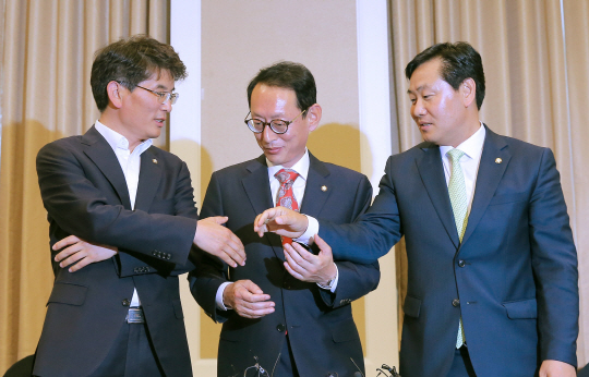 박완주(왼쪽부터) 더불어민주당·김도읍 새누리당·김관영 국민의당 원내수석부대표가 30일 국회 귀빈식당에서 20대 국회 원구성 관련 회의에 앞서 손을 맞잡고 있다. 연합뉴스