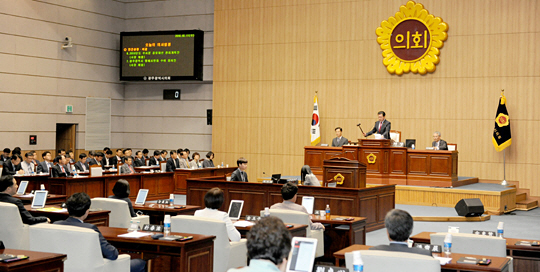 지난 5월 11일 열린 광주시의회 제248회 임시회 본회의 모습. 더불어민주당 1당 체제에서 국민의당과의 양당 체제로 재편됨에 따라 오는 7월 8일 열릴 후반기 의장 선거도 예년과 다른 양상을 띨 것으로 보인다.  광주시의회 제공