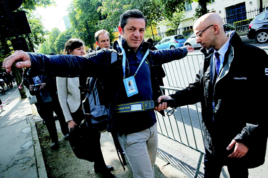 지난 5월 26일(한국시간) 프랑스오픈 테니스대회가 열리고 있는 파리의 스타드 롤랑가로스에 입장하는 관중을 보안요원이 검색하고 있다.