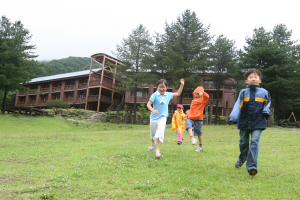 강원 횡성의 국립 청태산자연휴양림. 인공림과 천연림이 잘 조화된 울창한 산림을 보유하고 있는 데다 숙소인 산림문화휴양관이 쾌적해 인기가 높은 곳이다. 청태산휴양림은 다른 국립 자연휴양림과 마찬가지로 오는 7일부터 14일까지 여름 성수기 시즌 예약신청을 받는다.