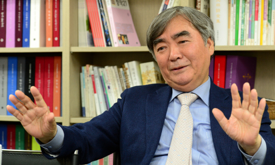 최동호 한국시인협회장이 지난달 26일 서울 종로구 운니동 사무실에서 협회 창립 60주년 기념사업 계획을 설명하고 있다.  곽성호 기자 tray92@