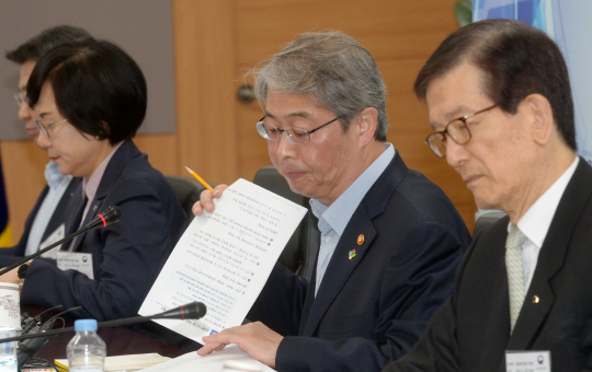 2일 오전 정부서울청사 금융위원회에서 열린 금융공공기관장 간담회에서 임종룡(가운데) 금융위원장이 모두 발언을 마치고 입을 굳게 다물고 있다.