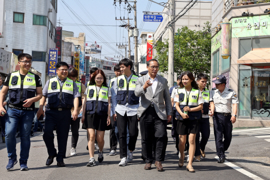 홍윤식(앞줄 오른쪽 두 번째) 행정자치부 장관이 지난 5월 28일 충남 천안시 성환읍 인근 외국인 밀집지역에서 외국인 유학생 자율방범대원들과 담소를 나누며 도보 순찰을 하고 있다.   행정자치부 제공