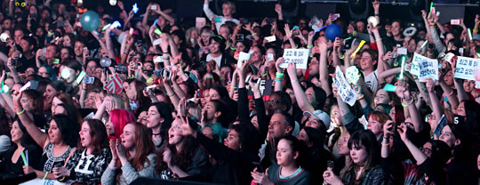 2일 오후(현지시간) 프랑스 파리 아코르호텔 아레나에서 열린 ‘K콘(CON) 2016 프랑스’ 공연을 찾은 현지 관객들이 샤이니, 에프엑스, FT아일랜드, 방탄소년단 등 한국을 대표하는 한류 스타들의 무대를 보며 환호하고 있다. 연합뉴스