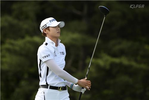박성현이 드라이버를 치고 나서 타구의 방향을 쫓고 있다.(KLPGA 제공)