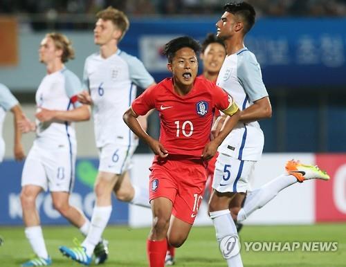 3일 오후 경기도 이천시 부발읍 이천종합운동장에서 열린 U-18 축구국가대표팀 친선경기 대한민국과 잉글랜드의 경기에서 두번째 골을 기록한 이승우가 기뻐하고 있다.