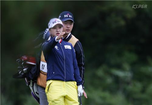 롯데칸타타 여자오픈 2라운드에서 단독 선두로 나선 정다희.(KLPGA 제공)