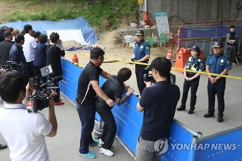 4일 오후 남양주시 주곡2교 아래에서 지난 1일 발생한 폭발 사고 현장을 찾은 유가족들이 오열하고 있다