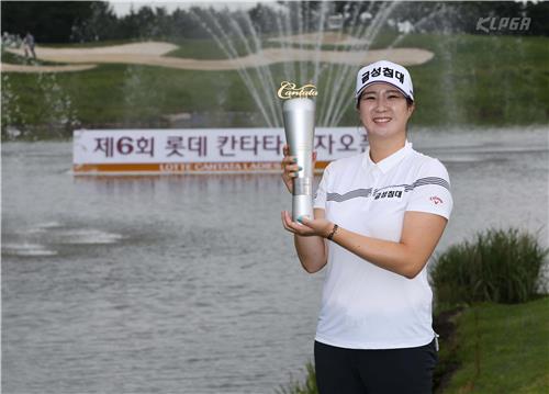 우승 트로피를 들고 기뻐하는 박성원.(KLPGA 제공)