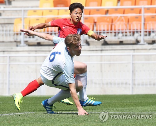 5일 오후 경기도 수원시 팔달구 수원월드컵경기장에서 열린 U-18 축구국가대표팀 대한민국과 잉글랜드의 비공개 연습경기에서 이승우가 선취골을 기록하고 있다.