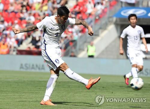 5일 오후(한국시간) 체코 프라하 에덴 아레나에서 열린 축구 국가대표팀 유럽 원정 2차전 체코와의 친선경기에서 석현준이 두번째 골을 성공시키고 있다.