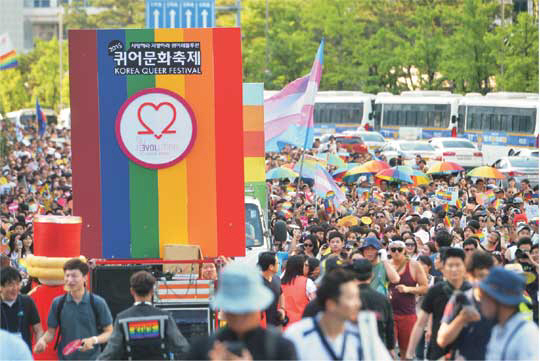 지난해 6월 28일 ‘2015 퀴어문화축제’에 참가한 성 소수자와 시민들이 서울광장에서 행사를 마친 뒤 서울 중구 삼일대로에서 행진을 하고 있다.