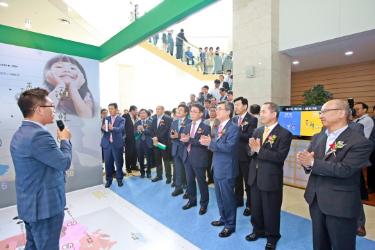 한국국토정보공사가 지난 2일 전북혁신도시 사옥에서 개최한 출범 1주년 기념 세미나 및 홍보 콘텐츠 개막식에서 참석자들이 박수를 치고 있다.