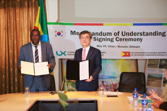 김영표(오른쪽) 한국국토정보공사 사장이 지난 5월 25일 아베이 월듀 에티오피아 티그라이주 주지사와 토지행정 업무협약을 체결하고 있다.