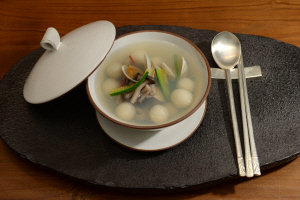 제철 햇감자를 빚어 만든 감자옹심이. 감자 특유의 쫀득한 식감에 시원하면서 칼칼한 국물이 어우러져 초여름 무더위로 잃어버린 입맛을 돋워 준다.    김호웅 기자 diverkim@