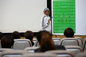 지난 2014년 11월 파주NFC에서 국제축구연맹(FIFA) 강사 헤스테리나가 국내 여성 축구 지도자들을 대상으로 전술 교육을 하고 있다.   대한축구협회 제공