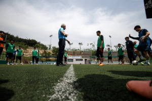 지난달 19일 경남 양산 하북체육공원에서 열린 A급 축구 지도자 자격증 강습회에서 유럽축구연맹(UEFA) 강사인 리처드 베이트(가운데)가 교육지시를 하고 있다.  대한축구협회 제공
