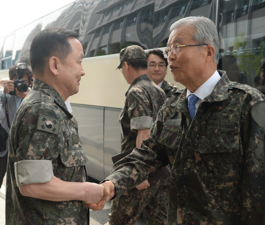 김종인 더불어민주당 비상대책위원회 대표가 8일 오전 야당 대표로는 처음으로 합동참모본부를 방문해 이순진(왼쪽) 합참의장과 악수하고 있다. 뉴시스