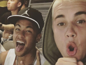 지난 5일(한국시간) 네이마르(왼쪽)와 저스틴 비버(오른쪽)가 코파 아메리카 브라질-에콰도르의 경기가 열린 미국 캘리포니아주 파사데나 로즈 볼에서 익살스런 표정을 짓고 있다.