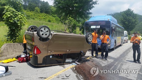 (횡성=연합뉴스) 7일 오전 11시 39분께 강원 횡성군 갑천면의 한 도로에서 김모(38·여) 씨가 몰던 레이 승용차와 시내버스가 충돌해 신고를 받고 출동한 119구조대원이 사고현장을 수습하고 있다. [횡성소방서 제공]