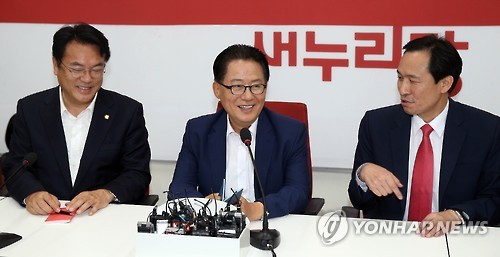 (서울=연합뉴스) 새누리당 정진석 원내대표(왼쪽)와 더불어민주당 우상호 원내대표(오른쪽)가 8일 오후 국회 새누리당 원내대표실에서 회동을 하기 앞서 국민의당 박지원 원내대표에게 가운데 자리를 양보하고 있다.