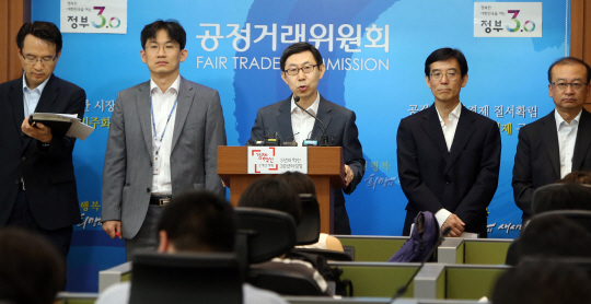 신영선(가운데) 공정거래위원회 사무처장이 9일 정부세종청사에서 대기업집단 지정제도 개선방안을 발표하고 있다.  연합뉴스