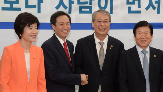 9일 오전 국회에서 열린 더불어민주당의 가계부채 태스크포스(TF)회의에 참석한 임종룡(오른쪽 두 번째) 금융위원장이 우상호(왼쪽 두 번째) 원내대표 등과 사진을 찍고 있다. 왼쪽은 김영주 의원, 오른쪽은 박병석 의원.