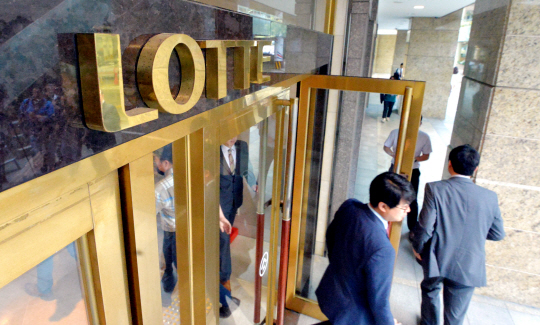 검찰이 10일 서울 중구 소공동 롯데그룹 본사와 신격호 롯데그룹 총괄회장 집무실이 있는 롯데호텔 등 17곳에 대해 동시 압수수색에 들어간 가운데, 롯데그룹 직원들이 본사 정문을 분주히 오가고 있다.