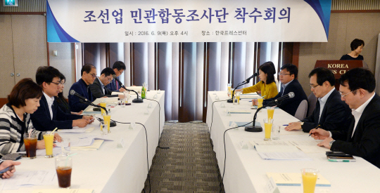 9일 오후 서울 중구 한국프레스센터에서 열린 ‘조선업 민관합동조사단 착수회의’에서 고용선 고용노동부 차관이 모두발언을 하고 있다.   뉴시스