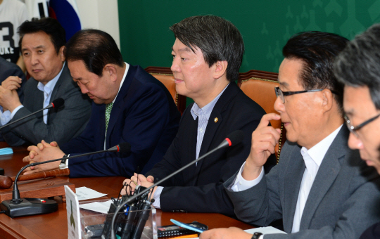 안철수(가운데) 국민의당 대표가 10일 오전 국회에서 열린 최고위원회의에서 당내 문제에 대해 얘기하고 있다.