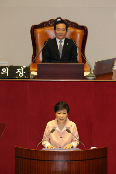박근혜 대통령이 13일 오전 국회 본회의장에서 열린 20대 국회 개원연설을 통해 국정운영 방침과 구조조정 및 규제개혁, 대북정책 등을 밝히고 있다.