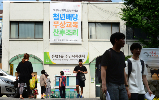 정부가 지방재정 개혁을 추진하고 있는 가운데 15일 대표적 ‘부촌’으로 꼽히는 성남시의 한 동사무소 건물에는 3대 무상복지 신청을 알리는 플래카드가 내걸려 있다.