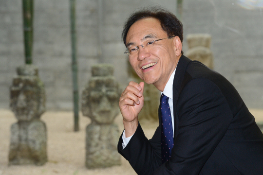 백신을 이용한 암 치료의 세계적 권위자인 래리 곽 미국 시티 오브 호프 병원 교수가 지난 5월 31일 서울 용산구 한남동 리움 미술관에서 인터뷰 도중 환하게 웃고 있다.  신창섭 기자 bluesky@