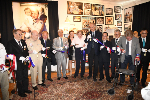 지난 6일 주덴마크 대사관에서 열린 덴마크 병원선 유틀란디아호 기념관 개관식에서 테이프 커팅을 하는 참석인사들. 스벤 야트(왼쪽 두 번째) 참전용사협회 회장, 마영삼(왼쪽 네 번째) 주덴마크 대사, 엘리자베스(왼쪽 여섯 번째) 공주, 베르텔 호르데르(왼쪽 일곱 번째) 문화부 장관 등.