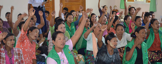 미얀마 네피도 외곽에 위치한 칸 타르 마을의 주민들이 손을 치켜들고 새마을운동 사업의 성공을 기원하는 구호를 외치고 있다.  코이카 제공