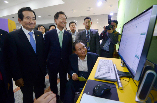 정세균(왼쪽) 국회의장과 천정배(〃 두 번째) 국민의당 공동대표, 이상민(〃 세 번째) 더불어민주당 의원 등이 14일 여의도 국회 의원회관에서 열린 국회도서관 박람회 개막식에서 국회정보시스템을 살펴보고 있다. 뉴시스
