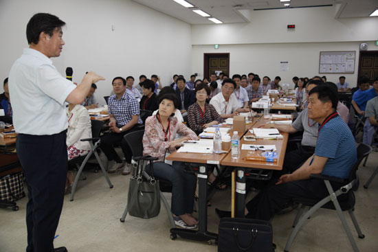 14일 서초구 서울인재개발원에서 진행된 서울시 5급 승진리더과정 ‘독서토론’에서 예비 간부 공무원들이 김기태(왼쪽) 세명대 교수의 강의를 듣고 있다. 서울시인재개발원 제공