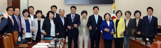 양승조(오른쪽 여섯 번째) 위원장 등 국회 보건복지위원회 소속 여야 위원들이 15일 첫 전체회의에 앞서 손을 맞잡고 기념사진을 찍고 있다.