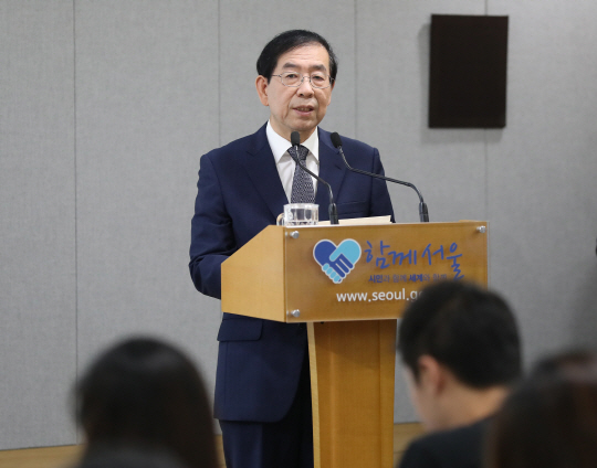박원순 서울시장이 16일 서울시청에서 구의역 스크린도어 사고 관련 후속 대책을 발표하고 있다.   연합뉴스
