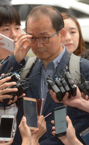 왕주현 전 국민의당 사무부총장이 16일 오전 서울 서부지검에 출두하는 과정에서 기자들의 질문에 답하고 있다.