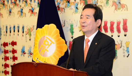 정세균 국회의장이 16일 오전 의장 접견실에서 기자 간담회를 열고 20대 전반기 국회 운영 방안과 개헌 문제 등에 대해 자신의 입장을 밝히고 있다.