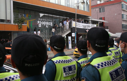 경찰이 16일 오전 4·13 총선 당시 낙선운동을 벌여 공직선거법 위반으로 고발당한 2016총선시민네트워크 관계자가 근무하고 있는 서울 종로구 참여연대 사무실을 압수 수색하고 있다.  연합뉴스