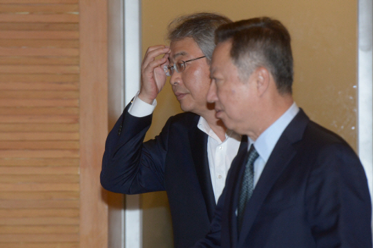 임종룡(왼쪽) 금융위원장과 박용만 대한상공의소 회장이 16일 오전 서울 중구 세종대로 대한상의에서 열린 최고경영자(CEO) 조찬간담회장에 입장하고 있다.