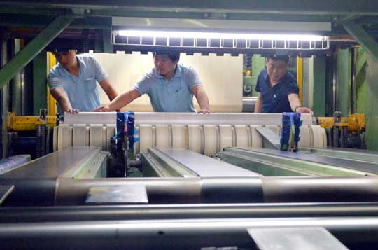 지난 13일 충남 아산시 염치읍 KCC 아산공장에서 근로자들이 바닥재 제품을 점검하고 있다.